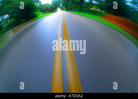 Blick auf nasser Fahrbahn nach einem Regen zu Fischen Stockfoto