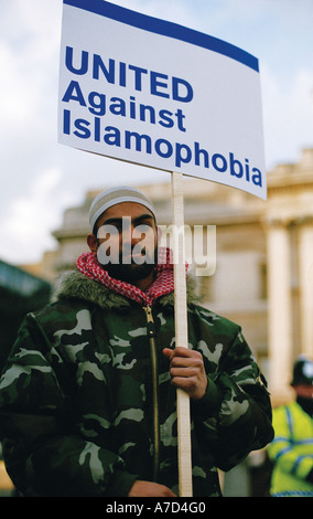 Junger Mann am Trafalgar Square in London, während der Februar 2006-Demonstration gegen Islamfeindlichkeit und Volksverhetzung Stockfoto