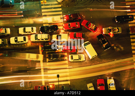 Schnittpunkt Verkehr nachts von oben in Buenos Aires Stockfoto