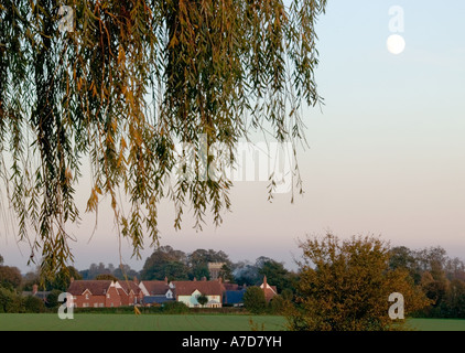 Blick auf eine Moonsise über ein Dorf in Suffolk auf einen Herbst Abend, England, UK Stockfoto