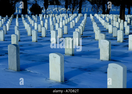 Reihen von Grabsteinen auf dem Arlington National Cemetery im Schnee in der Nacht. Washington DC VA USA U.S. Stockfoto