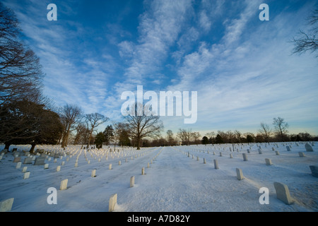 Weitwinkelaufnahme der Zeilen von Grabsteinen auf dem Arlington National Cemetery im Schnee. Washington DC VA USA U.S. Stockfoto