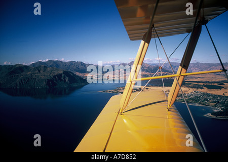 Tiger Moth Doppeldecker über Lake Wanaka Neuseeland Antenne Stockfoto