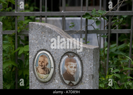 Zwei emailliert Porträtfotos auf Grabstein des Kinder Grab im Friedhof Almaty Kasachstan Stockfoto