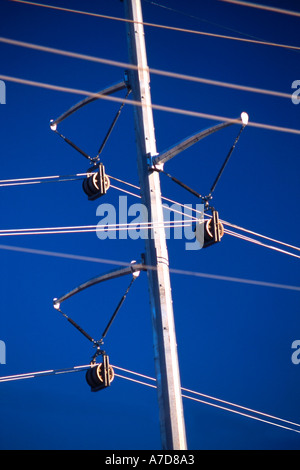 Gärreste Stromleitungen auf hohen Turm Stockfoto