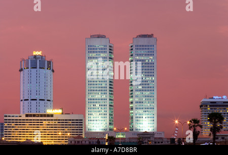Bank of Ceylon, Galadari Hotel, World Trade Center, WTC, Hilton Hotel-Hochhäuser in Colombo, Sri Lanka Fort, in der Dämmerung. Stockfoto