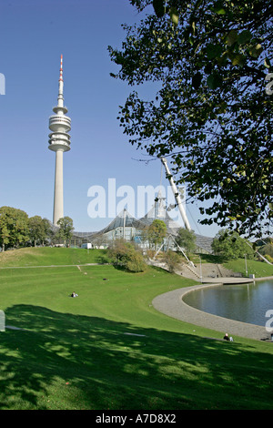 München, GER, 18. Okt. 2005 - Fernsehturm und Olympiasee auf dem Gebiet der Olympischen Spiele 1972 in München. Stockfoto