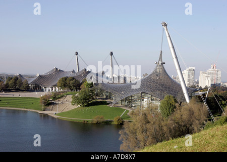 München, GER, 18. Okt. 2005 - Olympiahalle auf dem Gebiet der Olympischen Spiele 1972 in München. Stockfoto