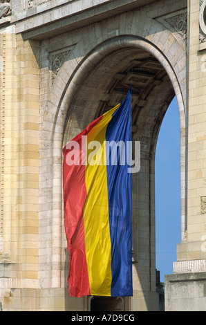 Triumphbogen, rumänische Flagge Stockfoto