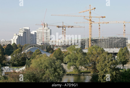 München, GER, 18. Okt. 2005 - Bauarbeiten in der BMW Welt in München. Stockfoto