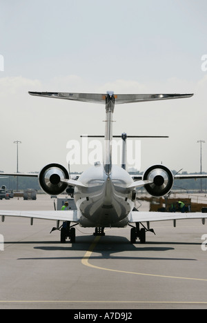 München, GER, 30. Aug. 2005 - steht die Lufthansa-Jet vom Typ Canadair CRJ 100 (vorne) am Flughafen München. Stockfoto