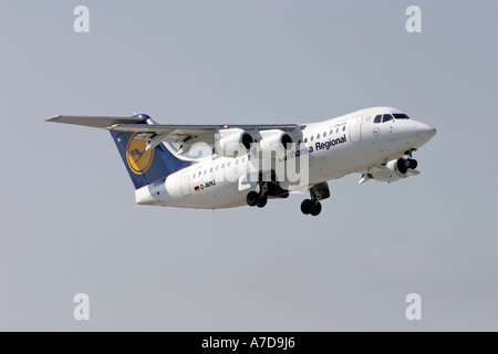 München, GER, 30. Aug. 2005 - der Lufthansa-City-Liner des Typs Avro Regional Jet RJ85 abheben am Flughafen München. Stockfoto