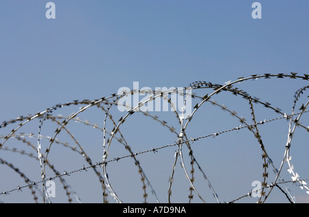 München, GER, 30. Aug. 2005 - Stacheldraht auf einem Zaun am Flughafen München. Stockfoto