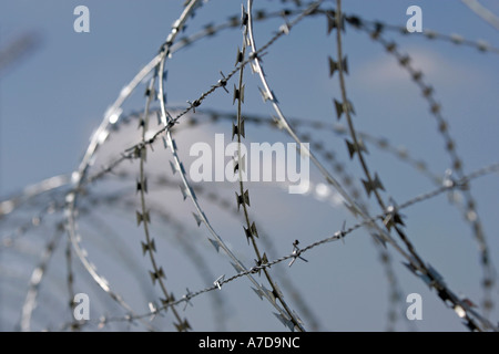 München, GER, 30. Aug. 2005 - Stacheldraht auf einem Zaun am Flughafen München. Stockfoto