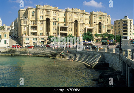 Schöne alte Häuser im Hafen von St. Julians, Valetta, Malta Stockfoto