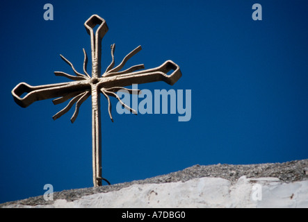 Eine reich verzierte Metallkreuz auf einer alten Kirche in Israel Stockfoto