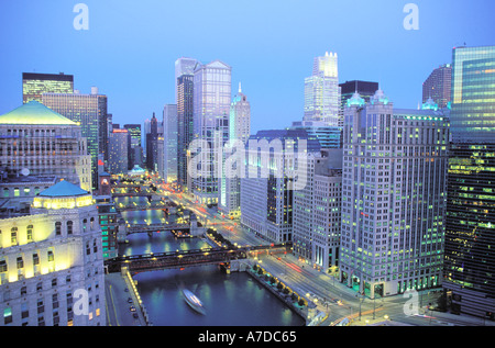 Chicago River und die Innenstadt von Gebäuden am Abend Chicago Illinois Stockfoto