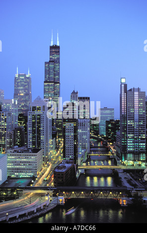 Chicago River und die Innenstadt von Gebäuden am Abend Chicago Illinois Stockfoto