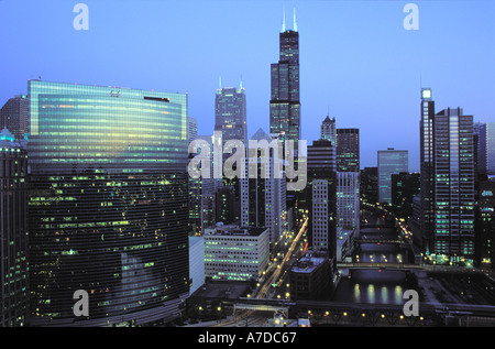 Chicago River und 333 Wacker Gebäude d Owntown am Abend Chicago Illinois Stockfoto