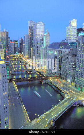 Chicago River und die Innenstadt von Gebäuden am Abend Chicago Illinois Stockfoto