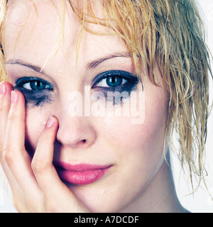 HÜBSCHE BLONDINE MIT NASSEN HAAREN UND MAKE UP Stockfoto