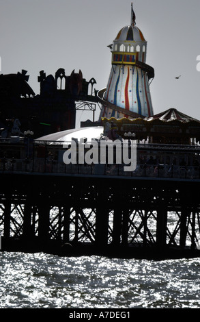 Die Helter Skelter am Palace Pier von Brighton auch bekannt als Brighton Pier an einem ruhigen sonnigen Abend im Frühjahr. Stockfoto