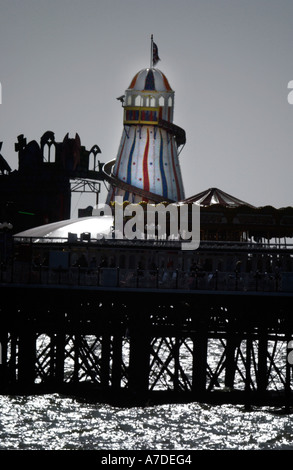 Die Helter Skelter am Palace Pier von Brighton auch bekannt als Brighton Pier an einem ruhigen sonnigen Abend im Frühjahr. Stockfoto