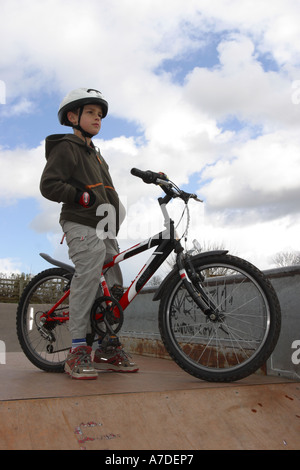 Junge auf Fahrrad BMX Bike Park Stockfoto