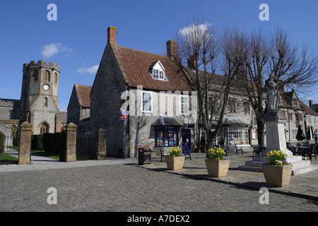 Somerton Somerset England Market Square und Krieg Denkmal mit Frühlingsblumen Stockfoto