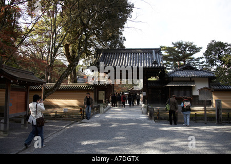 Eingang Tor zum Kinkaku-Ji oder Rokuon-Ji Tempel Stadt Kyoto Japan Asien Stockfoto