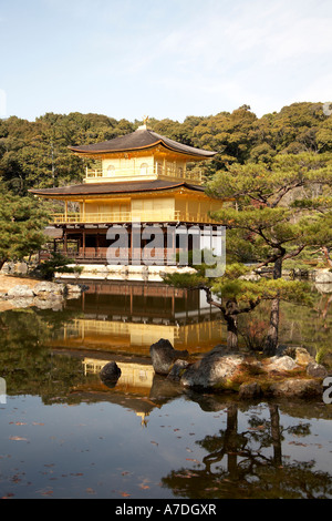 Goldener Pavillon Kinkaku-Ji oder Rokuon-Ji lässt Tempel mit roten und goldenen Herbst Ahorn Baum spiegelt im See Stadt Kyot Stockfoto