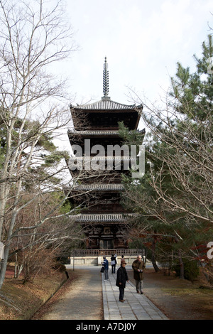 Fünfstöckige Pagode mit roter und goldener Ahorn Baum Herbstlaub in buddhistischer Tempel in der Stadt Kyoto Japan Asien historischen herkömmlichen Stockfoto