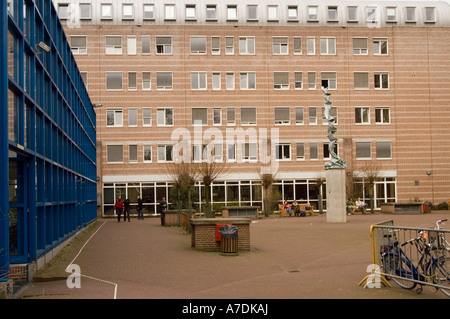 Außenansicht des neuen Gebäudes der Universität Groningen in Holland mit Ziegelfassade, Innenhof, Skulptur und Campus-Leben. Stockfoto