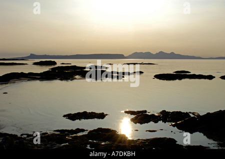 Arisaig & Inseln Rum Sonnenuntergang in der Inneren Hebriden Inverness-Shire Highland Region Schottlands.   XPL 6340 Stockfoto