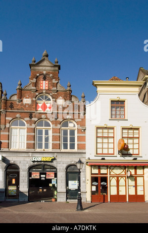 Käsegeschäft und Subway-Kettenrestaurant am historischen Marktplatz in Gouda, Südholland, mit traditioneller niederländischer Architektur. Stockfoto