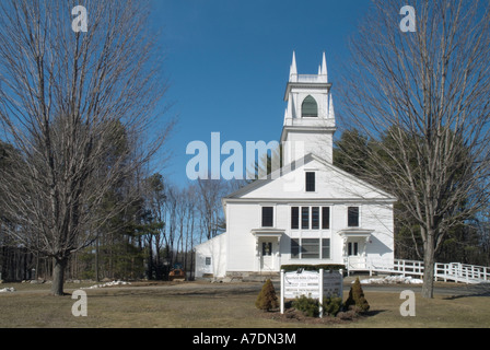 Deerfield Bible Church in den Frühlingsmonaten. Sitz in Deerfield New Hampshire USA ist Teil von Neu-England Stockfoto