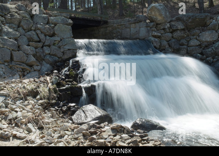 Wasser fließt über einen kleinen Damm in New Hampshire USA ist Teil von Neu-England Stockfoto