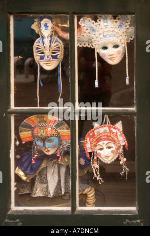 Venezianische Masken werden in einem Schaufenster in Haarlem, Nordholland, ausgestellt. Traditionelle venezianische Maskenmasken hinter Glasscheiben. Stockfoto