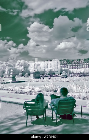 Paris Frankreich, Young Adult paar entspannende "Jardin de Tuileries" urbane Parklandschaft "Infra Red Fotografie" ("Black And White") Stockfoto