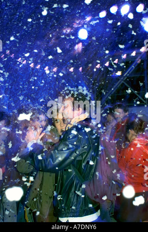 Paris Frankreich, touristische Paare tanzen, im Freien, mit künstlichem Schnee während der "Nuit Blanche" (weiße Nacht) Stockfoto