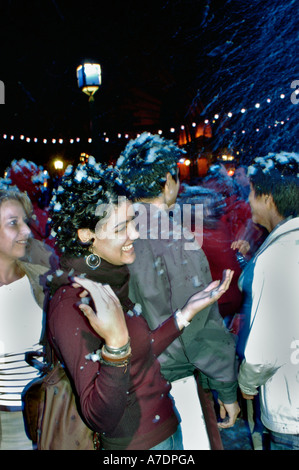 Paris Frankreich, weibliche Touristen auf Outdoor-Ball mit künstlichem Schnee während der "White Night" Öffentlichkeit "Nuit Blanche" Stockfoto