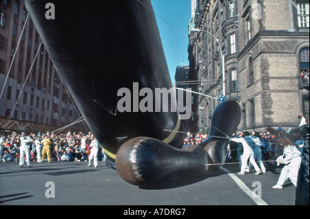 New York NY USA öffentliche Veranstaltungen riesiger Ballon "Olive Oyl" Charakter "Macy's Thanksgiving Day Parade" Detail Riesen Fuß auf Straße Stockfoto