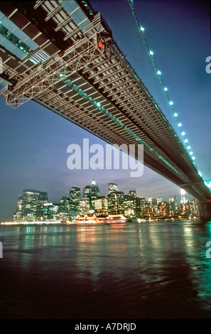 New York, NY, USA, Skyline von Manhattan mit Brooklyn Bridge Leuchten in der Nacht am East River Stockfoto