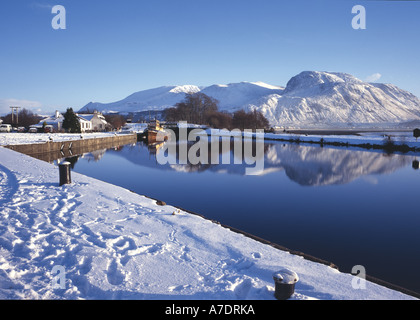 Großbritanniens höchstem Berg Ben Nevis im Schnee von Caledonian Canal Corpach Fort William Scotland betrachtet Stockfoto