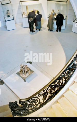 Senior-Touristen in Paris Frankreich, innere Treppe im Museum im "Petit Palais" "Musée des Beaux Arts De La Ville de Paris" Stockfoto