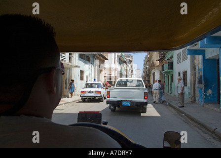 In einem bewegten Motorrad Coco-Taxi in Havanna, Kuba. Stockfoto