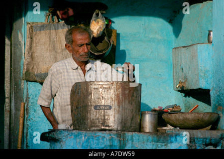 ein Alter Mann macht Tee in Indien Stockfoto