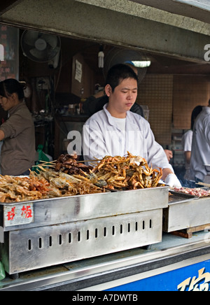 CHINA WUHAN chinesischen fast-Food-Restaurant, spezialisiert auf Kabobs Insekten Käfer Skorpione Heuschrecken etc. Stockfoto