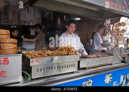 CHINA WUHAN chinesischen fast-Food-Restaurant, spezialisiert auf Kabobs Insekten Käfer Skorpione Heuschrecken etc. Stockfoto