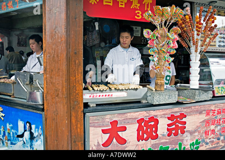 CHINA WUHAN chinesischen fast-Food-Restaurant, spezialisiert auf Kabobs Insekten Käfer Skorpione Heuschrecken etc. Stockfoto